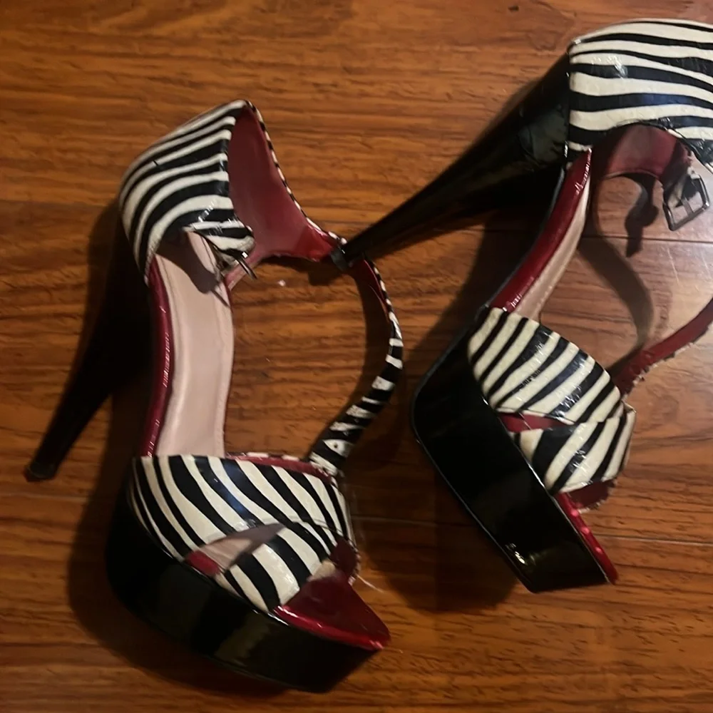 🔥🔥ladies Zebra print heels🔥🔥 - Picture 3 of 5